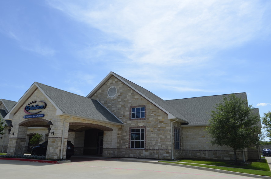 4951 Long Prairie Rd, Flower Mound, TX à louer - Photo du bâtiment - Image 3 de 8