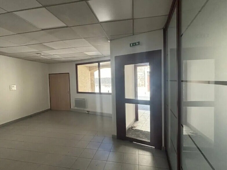 Commerce de détail dans Pélissanne à louer - Photo intérieure - Image 2 de 11