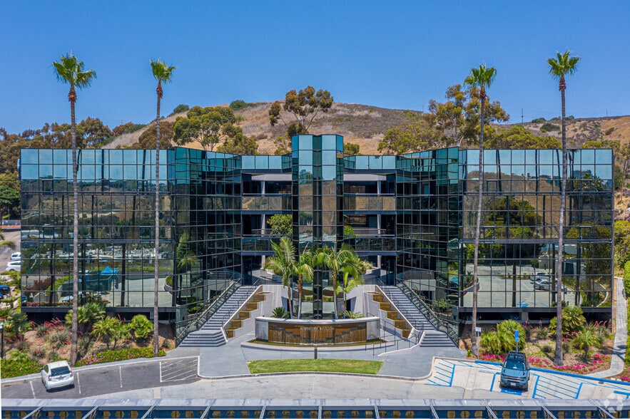 10525 Vista Sorrento Pky, San Diego, CA à louer - Photo du bâtiment - Image 2 de 9