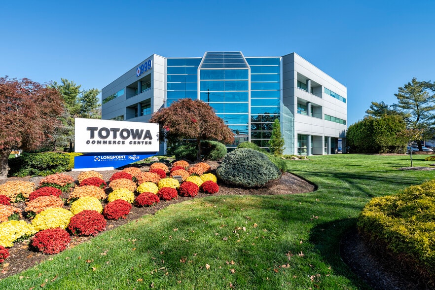 999 Riverview Dr, Totowa, NJ for lease - Building Photo - Image 1 of 3