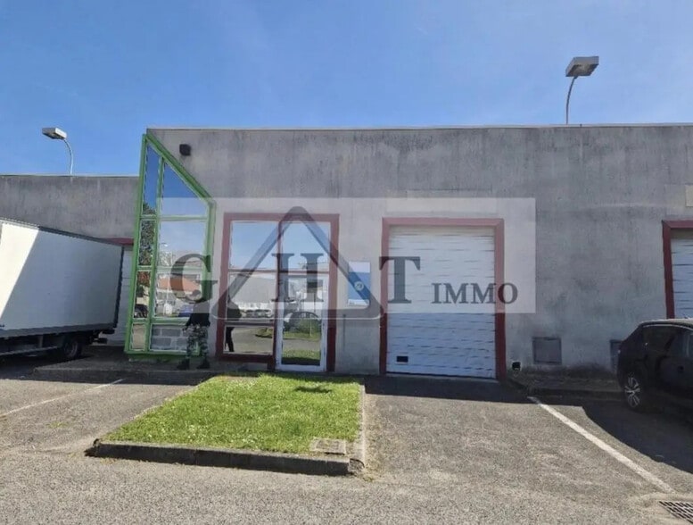 Retail in Ivry-sur-Seine for lease - Building Photo - Image 1 of 8