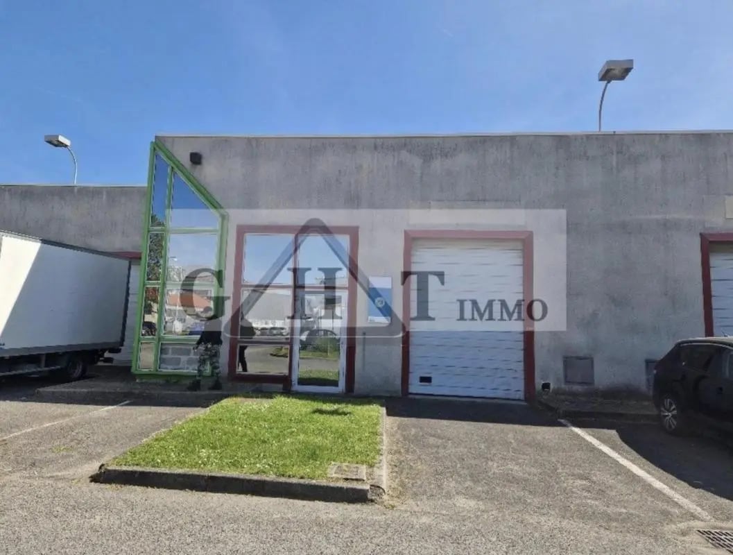 Retail in Ivry-sur-Seine for lease Building Photo- Image 1 of 9