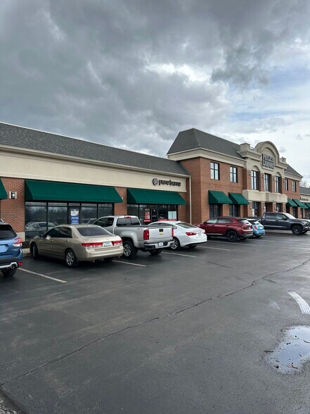 726 Carmel Dr, Carmel, IN à louer - Photo du bâtiment - Image 2 de 16