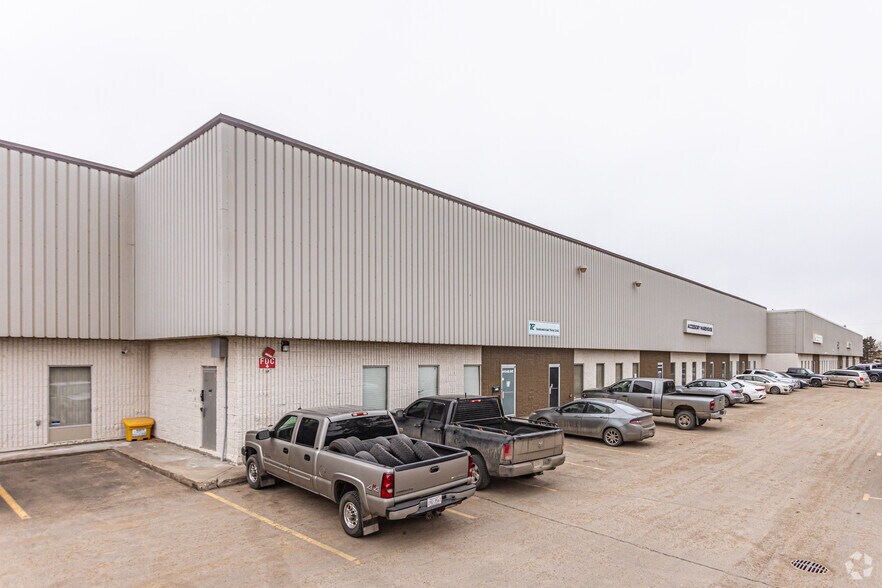 4507 82 Av NW, Edmonton, AB à louer - Photo principale - Image 2 de 5