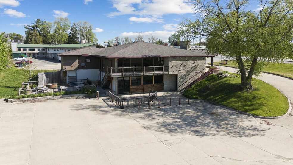 2013 S Center St, Marshalltown, IA à vendre - Photo du bâtiment - Image 3 de 14