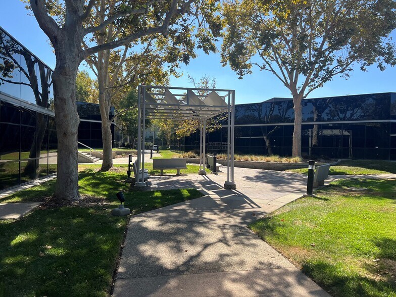 20970 Warner Center Ln, Woodland Hills, CA à vendre - Photo du bâtiment - Image 2 de 23