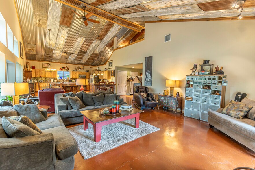 7710 TX-36, Bellville, TX à vendre - Photo intérieure - Image 3 de 22