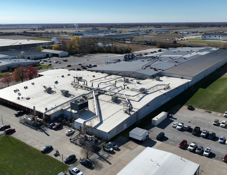 420 W Industrial Ave, Effingham, IL for lease - Primary Photo - Image 1 of 23