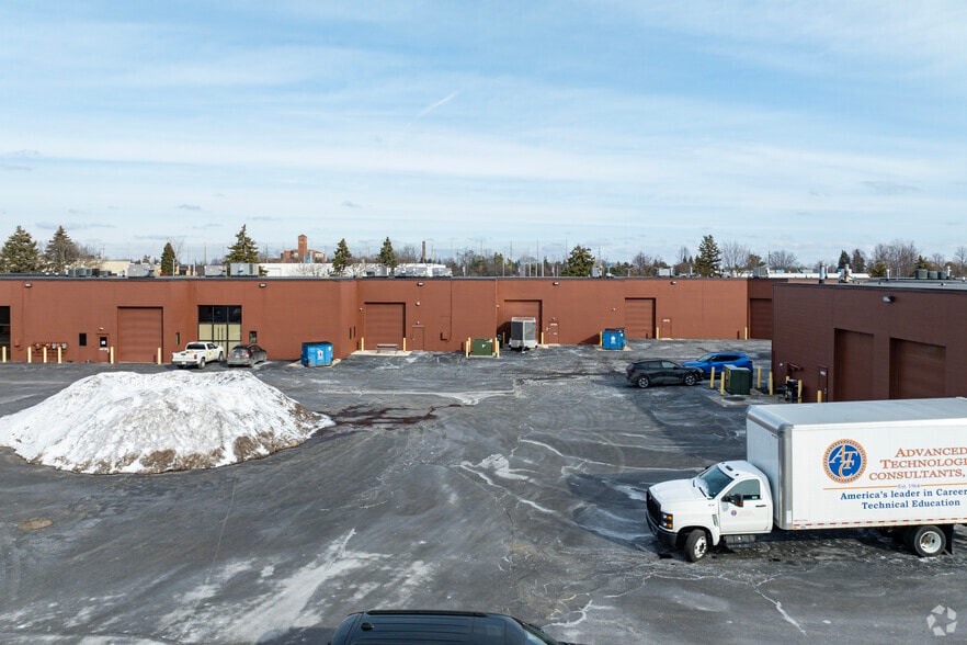 44696-44808 Helm St, Plymouth, MI à louer - Photo du bâtiment - Image 2 de 10