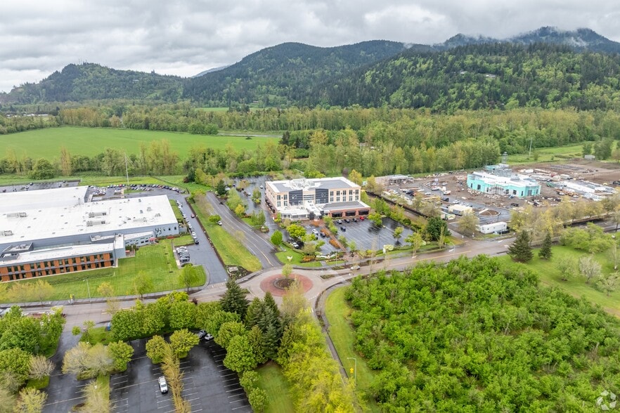 400 International Way, Springfield, OR for sale - Aerial - Image 3 of 23