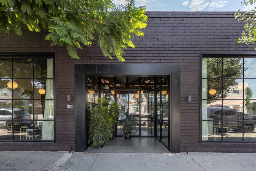 4216 W Jefferson Blvd, Los Angeles, CA à louer - Photo du bâtiment - Image 1 de 42