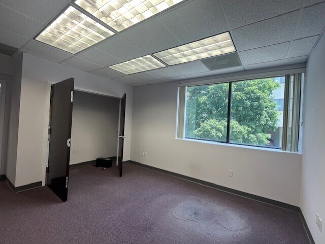 128 Radio Circle Dr, Mount Kisco, NY à louer - Photo intérieure - Image 2 de 7