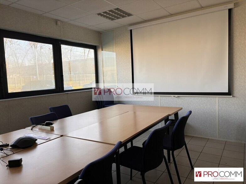 Flex in Gellainville for lease - Interior Photo - Image 3 of 8