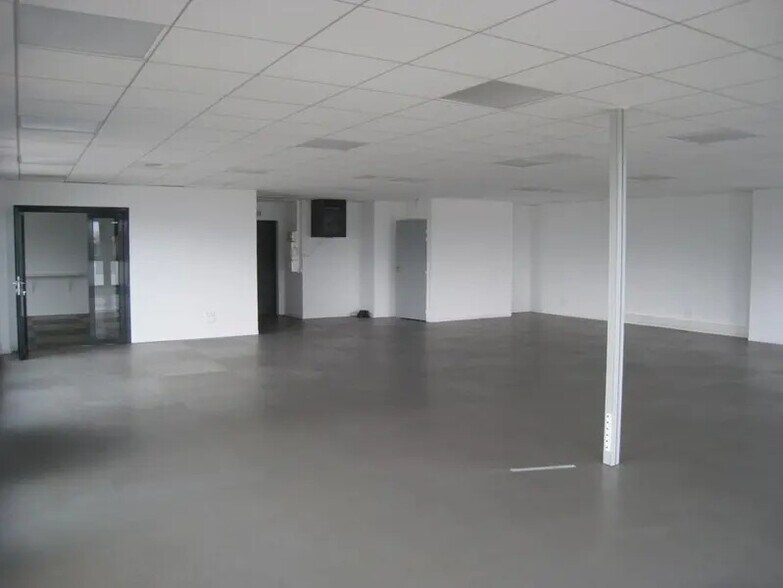 Office in Aubagne for lease - Interior Photo - Image 2 of 6