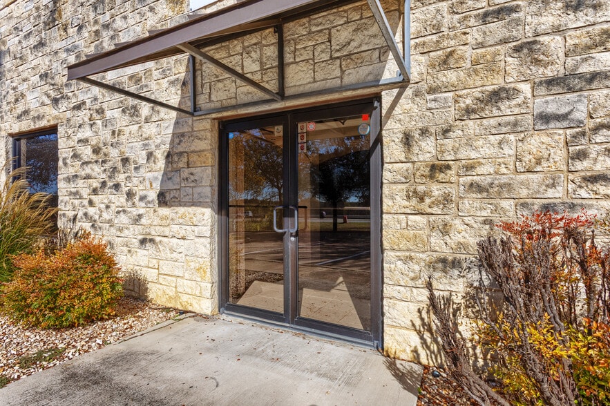 595-605 E US Highway 80 E, Sunnyvale, TX for lease - Building Photo - Image 2 of 22