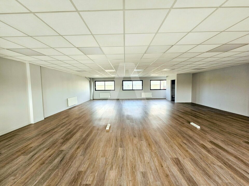 1 Ter Rue Georges Méliès, Bois-d'Arcy for lease Interior Photo- Image 1 of 5