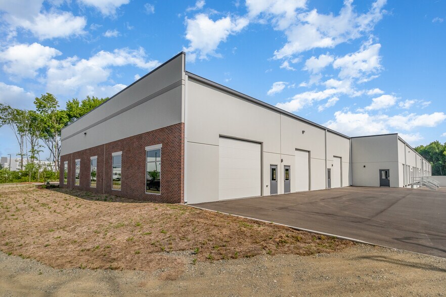 2555 Westinghouse Blvd, Charlotte, NC à louer - Photo du bâtiment - Image 2 de 5