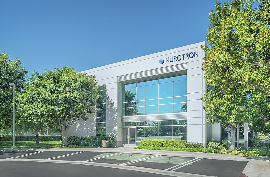 196 Technology Dr, Irvine, CA à louer - Photo du bâtiment - Image 3 de 8