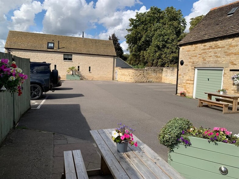 1 Pinfold Ln, Empingham for sale - Building Photo - Image 3 of 10