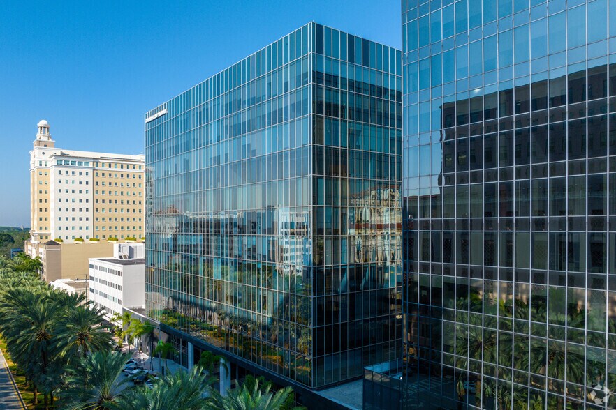 255 Alhambra Cir, Coral Gables, FL à louer - Photo du bâtiment - Image 2 de 13