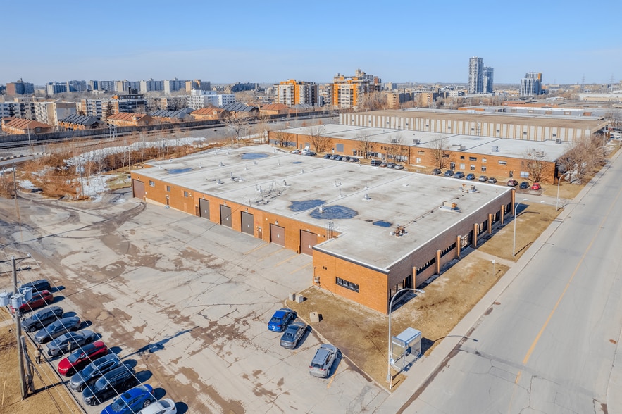 605-607 Rue Deslauriers, Saint-Laurent, QC à vendre - Photo du bâtiment - Image 1 de 1