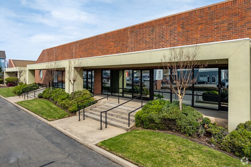 3041 65th St, Sacramento, CA à louer - Photo du bâtiment - Image 3 de 6