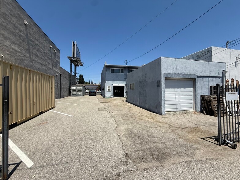 10434 Burbank Blvd, North Hollywood, CA à vendre - Photo du bâtiment - Image 2 de 3