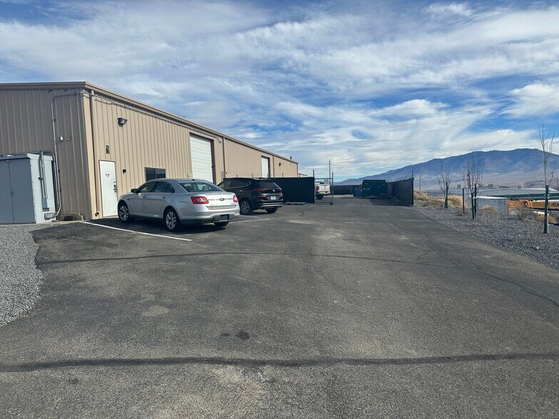 27 Bruce Way, Mound House, NV à louer - Photo du bâtiment - Image 2 de 8