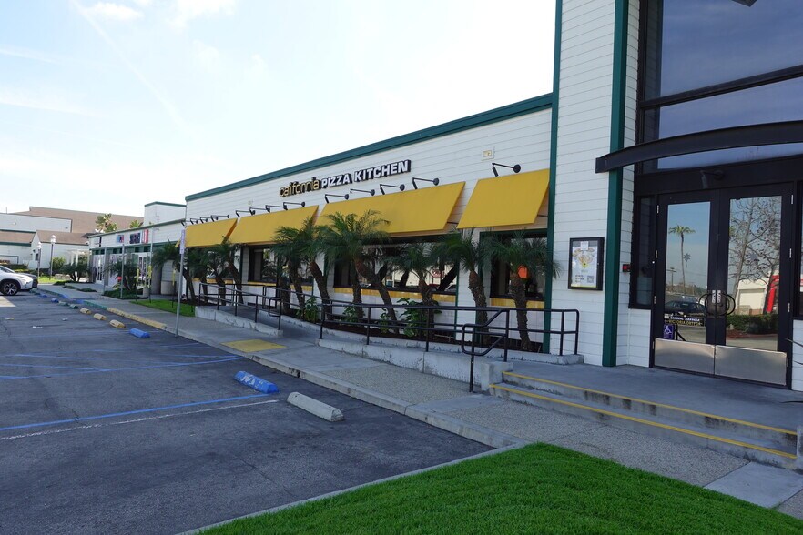 6401-6605 E Pacific Coast Hwy, Long Beach, CA à louer - Photo du bâtiment - Image 2 de 20