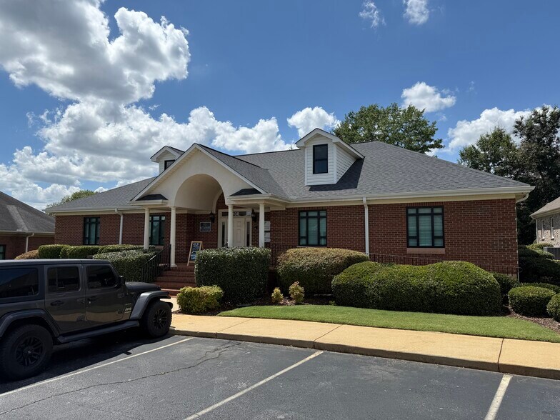 138 Milestone Way, Greenville, SC à louer - Photo du bâtiment - Image 2 de 2