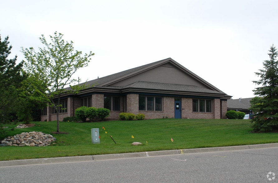 825 Centennial Way, Lansing, MI for lease - Building Photo - Image 3 of 4