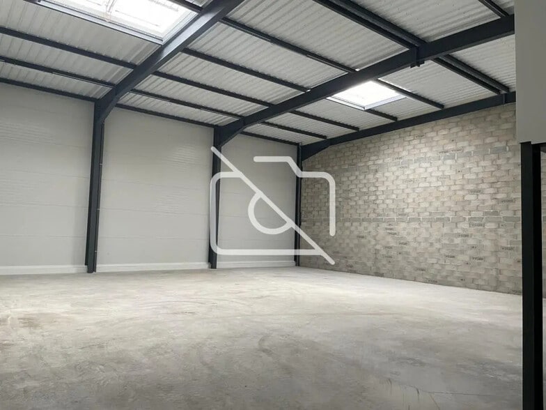 Industrial in Bondoufle for lease - Interior Photo - Image 3 of 4