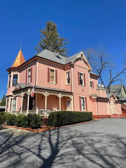 124 Bank St, Grass Valley, CA à vendre - Photo du bâtiment - Image 1 de 45