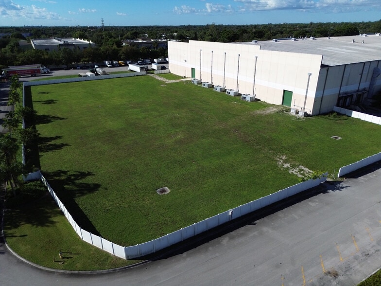 5480 W Hillsboro Blvd, Coconut Creek, FL à louer - Photo du bâtiment - Image 2 de 4