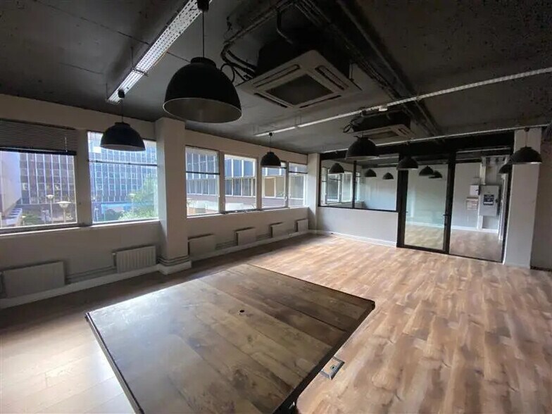 Office in Fontenay-sous-Bois for lease - Interior Photo - Image 1 of 6