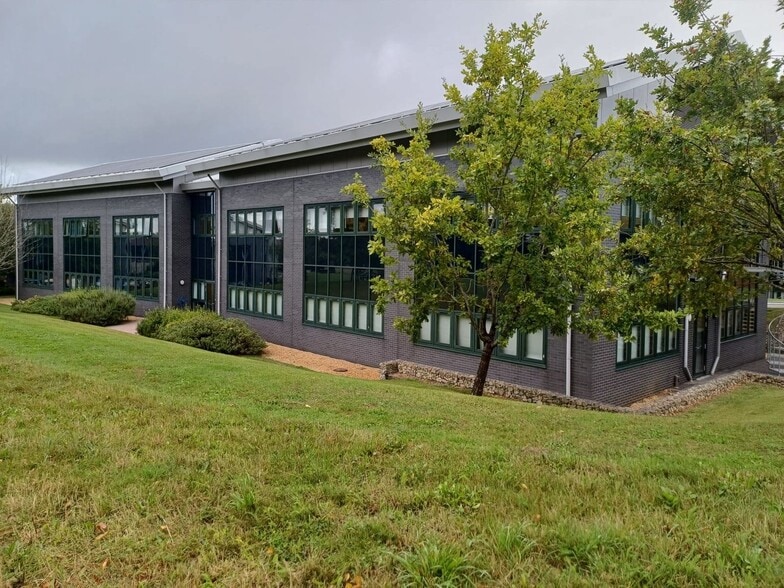 4 Benham Rd, Chilworth for lease - Building Photo - Image 3 of 6