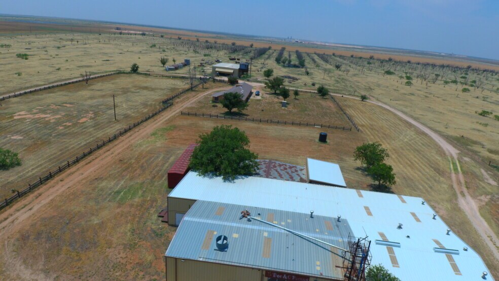 1016 County Rd E, Lamesa, TX à vendre - Photo du bâtiment - Image 2 de 58