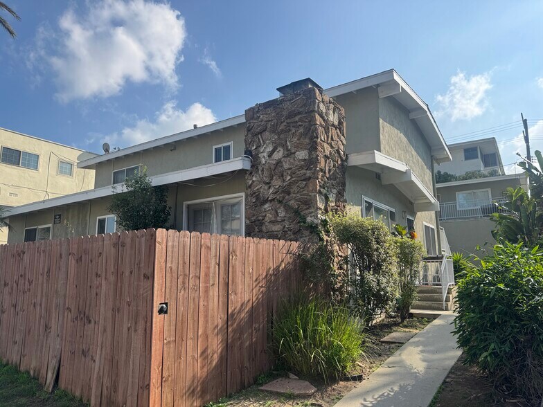 8324 W Manchester Ave, Playa Del Rey, CA à vendre - Photo du bâtiment - Image 2 de 6