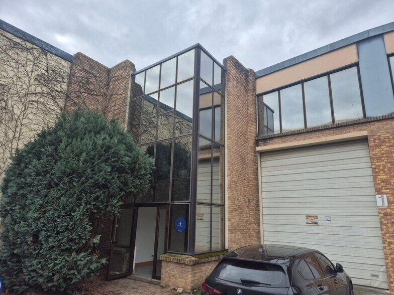 Industrial in Le Thillay for lease - Building Photo - Image 1 of 8