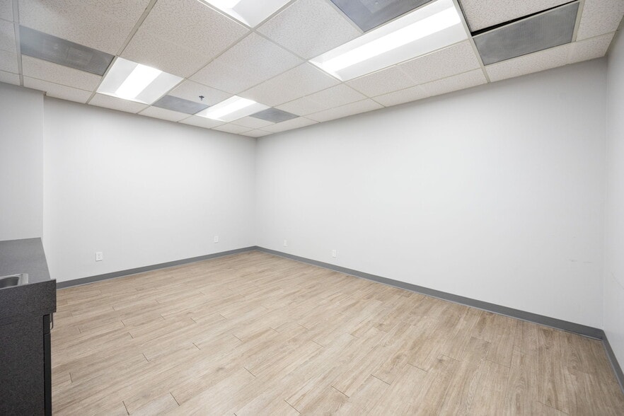 601 S Glenoaks Blvd, Burbank, CA for lease - Interior Photo - Image 3 of 24