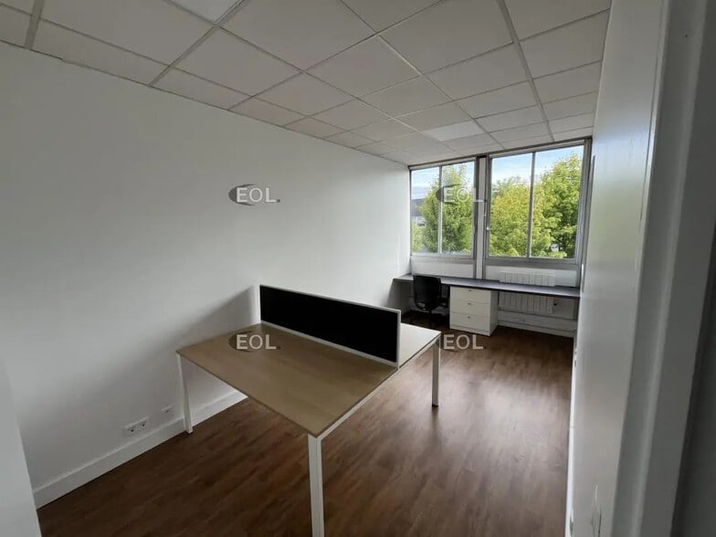 Flex in Coignières for lease - Interior Photo - Image 3 of 7