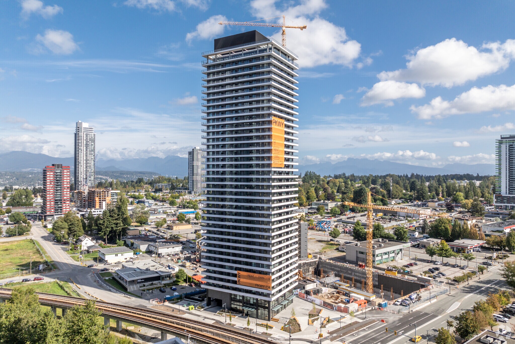 10420 City Pky, Surrey, BC à louer Photo principale- Image 1 de 12