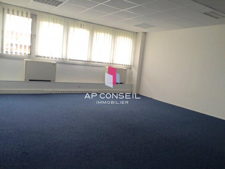 Bureau dans Le Chesnay-Rocquencourt à louer - Photo du bâtiment - Image 2 de 6