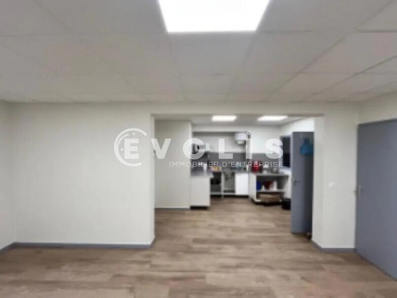 Office in Grigny for lease - Interior Photo - Image 3 of 8