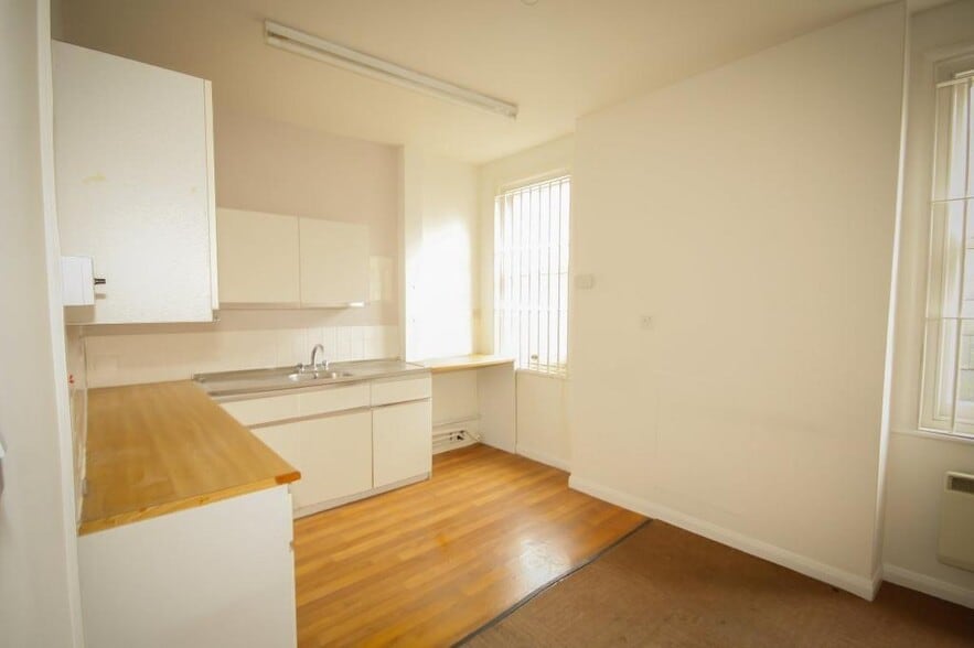 71 High St, Sheerness for lease - Building Photo - Image 3 of 4