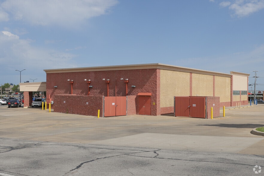 8010 E 51st St, Tulsa, OK for lease - Building Photo - Image 2 of 6