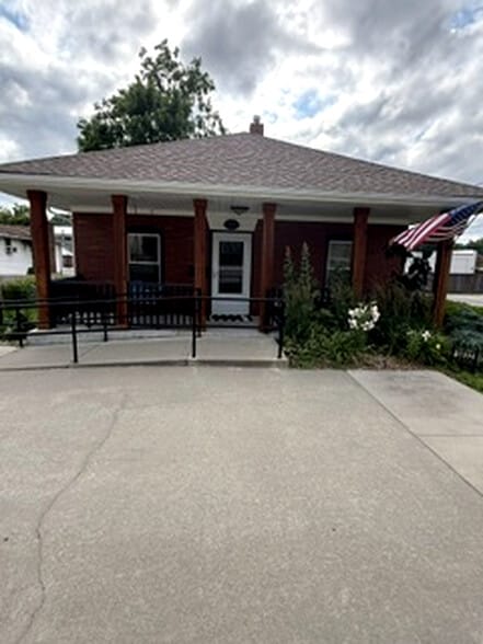 5832 Flint St, Shawnee, KS for lease - Building Photo - Image 2 of 4