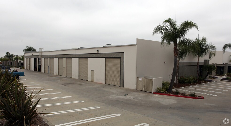 2780 La Mirada Dr, Vista, CA à louer - Photo du bâtiment - Image 2 de 3