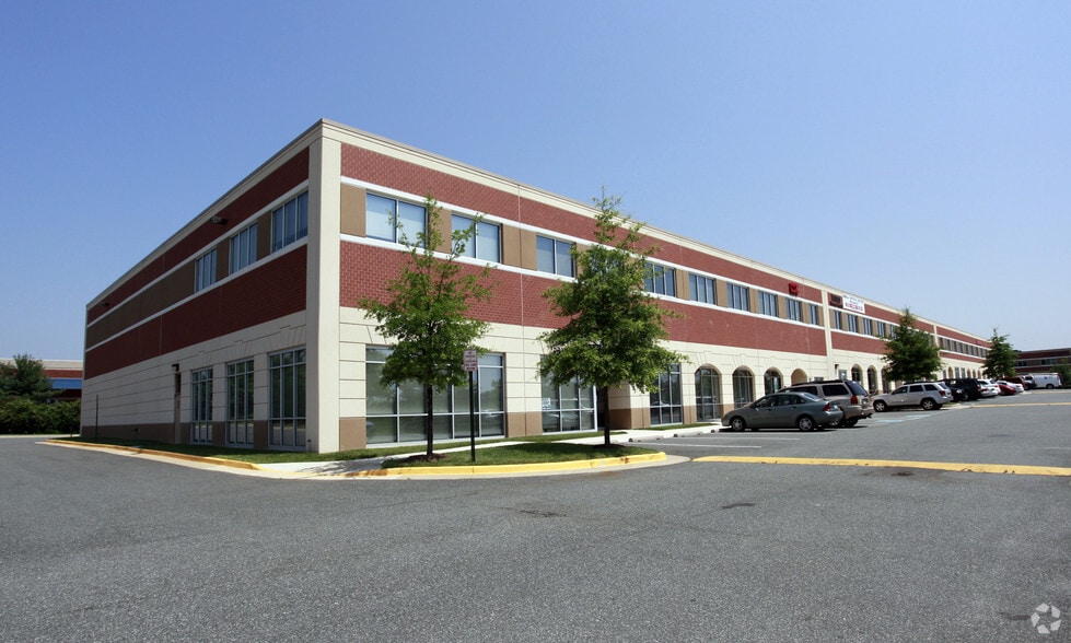 14000-14050 Crown Ct, Woodbridge, VA à louer - Photo du bâtiment - Image 1 de 8