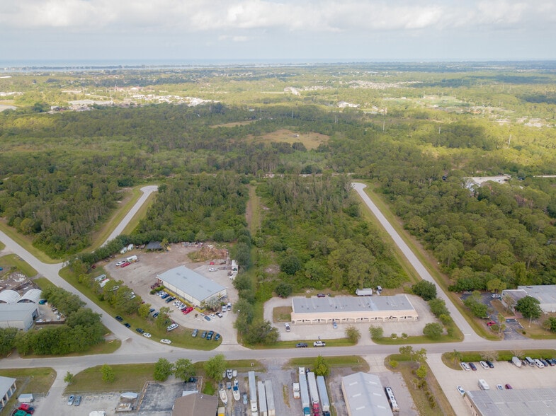 570 Rusty Marshall Dr, Englewood, FL à vendre - Photo du bâtiment - Image 3 de 8